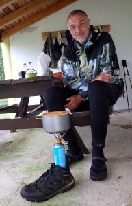 Na Azorách jsme sehnali pouze úzké a vysoké plynové bomby v železářství, nejlepším stojánkem byly moje pohory.